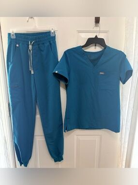 Figs - V-Neck Scrub Top – XS & Dows high waisted Jogger Pants – XS/T